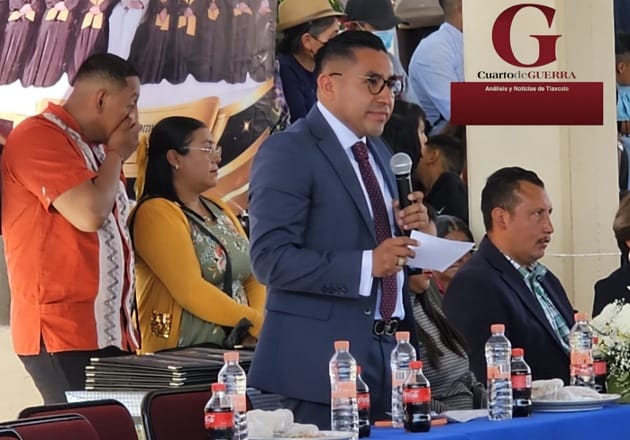 Impulsa el panotlense Noé Juárez la educación local; apadrina a graduados en Huexoyucan